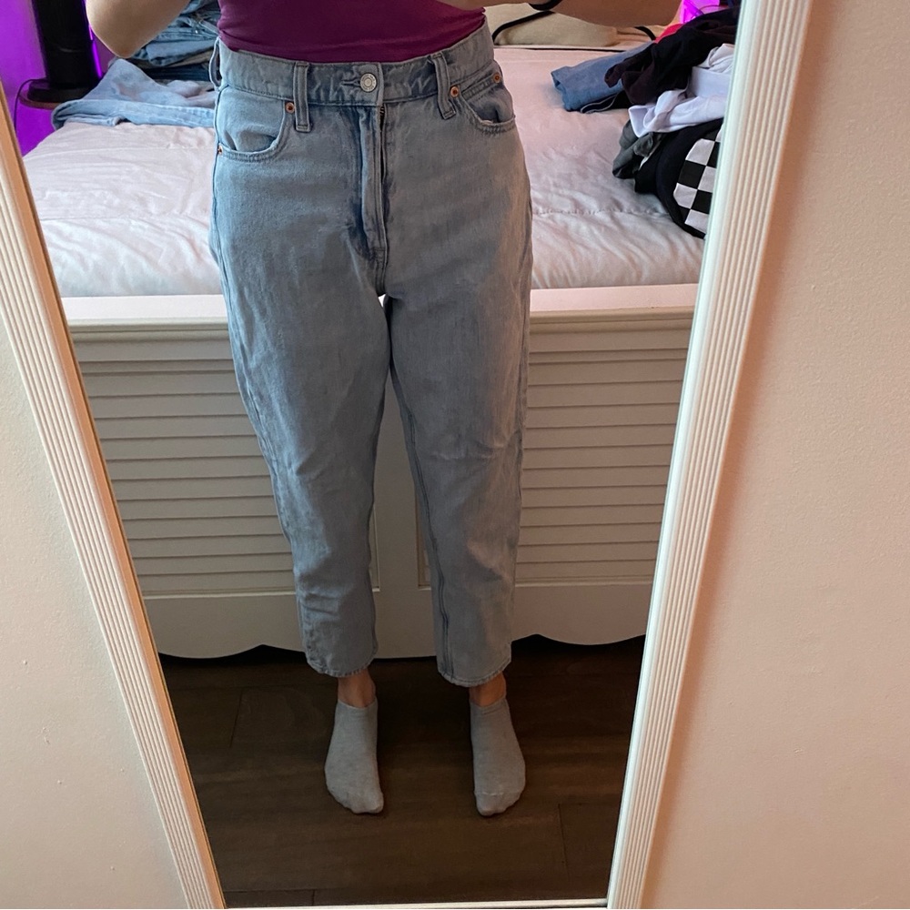 Gap light wash blue mom jeans - perfect for the summer!
